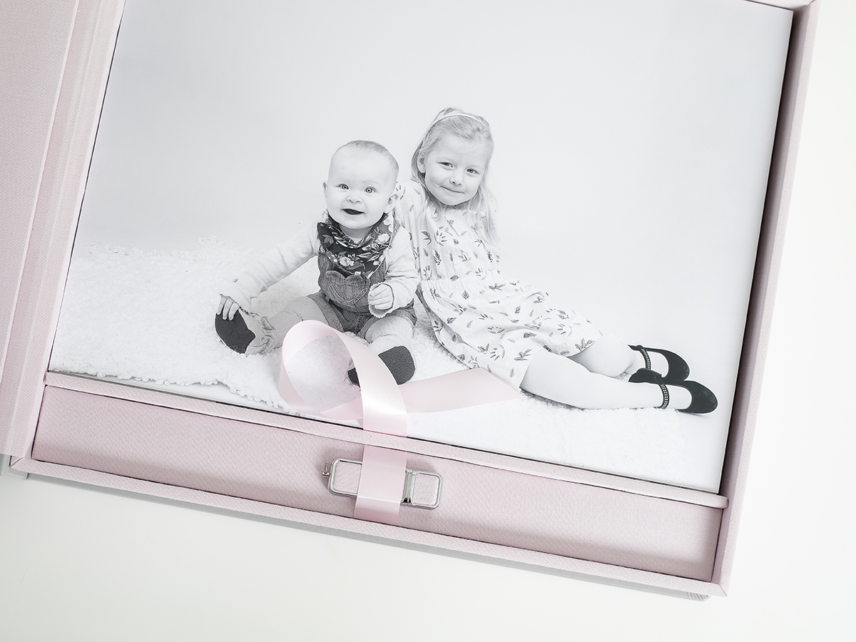 Pinkstudio by Angelina Devine Familieportræt-10 Alle familier fortjener et fjollebillede Nyheder Portræt  