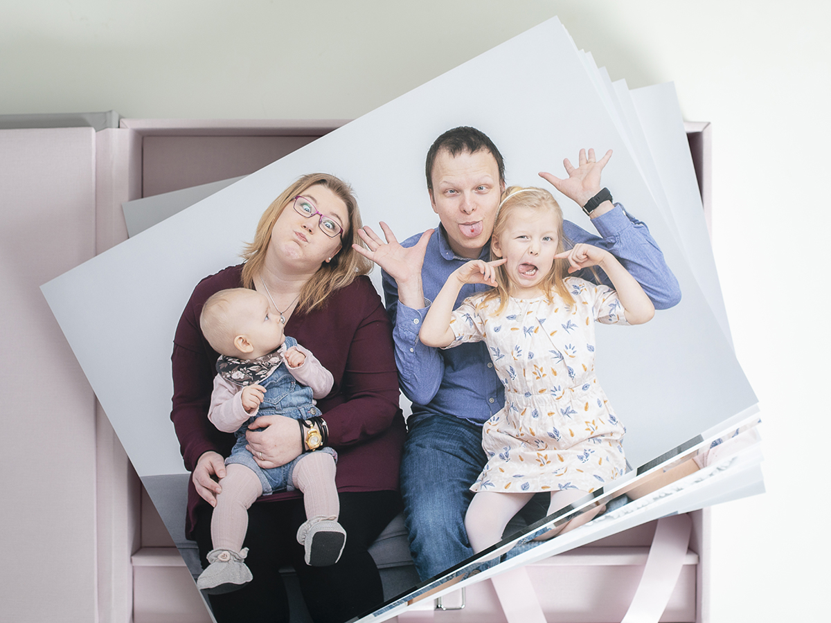 Pinkstudio by Angelina Devine Familieportræt-2 Alle familier fortjener et fjollebillede Nyheder Portræt  