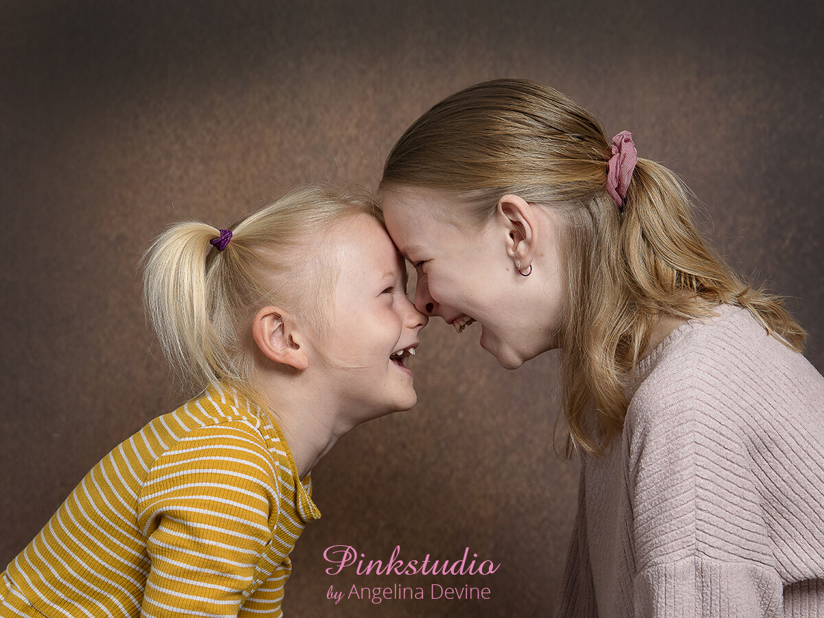 Pinkstudio by Angelina Devine Josephine-og-Xenia-soeskende-ja-077 GRATIS børnefotografering Nyheder Portræt Tilbud  